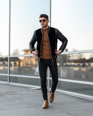 Quale jeans indossare con un giubbotto bomber nero in modo smart-casual: Prova a combinare un giubbotto bomber nero con jeans per un look raffinato per il tempo libero. Scegli uno stile classico per le calzature e mettiti un paio di stivali chelsea in pelle marroni.