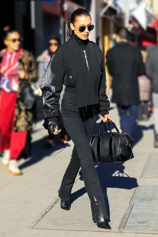 Quale stivaletti indossare con un giubbotto bomber nero in autunno 2024 in modo smart-casual: Mostra il tuo stile in un giubbotto bomber nero con jeans neri per un semplice tocco di eleganza. Perfeziona questo look con un paio di stivaletti. Con quest'outfit autunnale non puoi sbagliare, garantito.