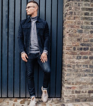Quale jeans indossare con un dolcevita grigio in modo smart-casual: Punta su un dolcevita grigio e jeans per un look raffinato per il tempo libero. Completa questo look con un paio di chukka in pelle beige.