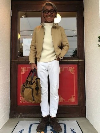 Quale giubbotto bomber indossare con chukka marroni in modo smart-casual: Questa combinazione di un giubbotto bomber e jeans bianchi è perfetta per il tempo libero. Chukka marroni sono una eccellente scelta per completare il look.