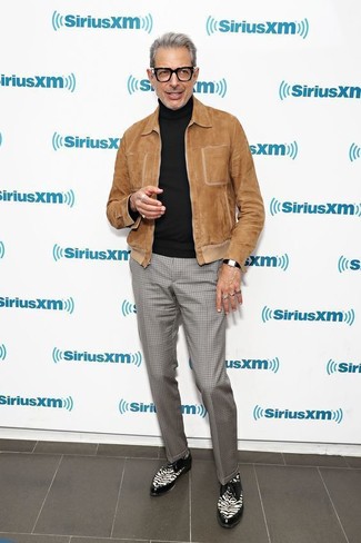 Look di Jeff Goldblum: Giubbotto bomber in pelle scamosciata marrone, Dolcevita nero, Pantaloni eleganti a quadri grigi, Scarpe derby in pelle nere e bianche