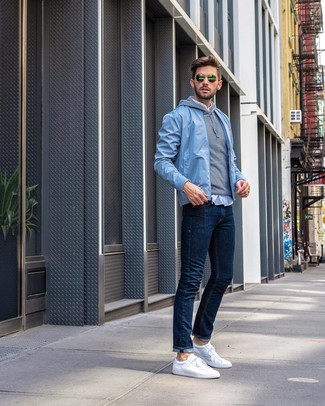 Come indossare e abbinare una felpa con cappuccio a righe orizzontali blu per un uomo di 30 anni: Per un outfit della massima comodità, scegli una felpa con cappuccio a righe orizzontali blu e jeans blu scuro. Perfeziona questo look con un paio di sneakers basse bianche.