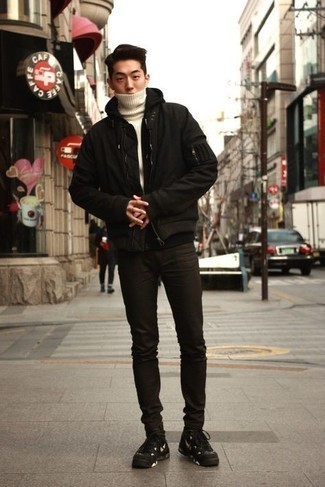 Quale felpa con cappuccio indossare con jeans neri per un uomo di 20 anni quando fa freddo: Una felpa con cappuccio e jeans neri sono l'outfit perfetto per le giornate di relax. Per un look più rilassato, indossa un paio di scarpe sportive nere e bianche.