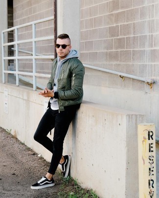 Come indossare e abbinare jeans aderenti con sneakers basse in modo casual: Indossa un giubbotto bomber verde oliva con jeans aderenti per un look trendy e alla mano. Sneakers basse sono una buona scelta per completare il look.