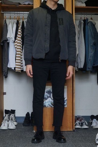 Quale jeans indossare con un giubbotto bomber grigio per un uomo di 20 anni in modo smart-casual: Potresti combinare un giubbotto bomber grigio con jeans per un look trendy e alla mano. Scegli un paio di scarpe derby in pelle nere per un tocco virile.