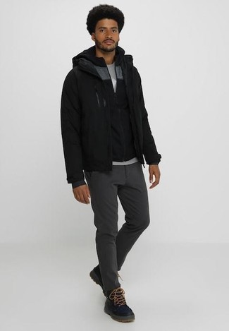 Look alla moda per uomo: Giubbotto bomber nero, Felpa con cappuccio nera, T-shirt girocollo grigia, Chino grigio scuro