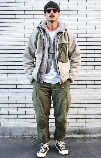 Look alla moda per uomo: Giubbotto bomber di pile beige, Felpa con cappuccio grigia, T-shirt girocollo bianca, Pantaloni cargo verde oliva