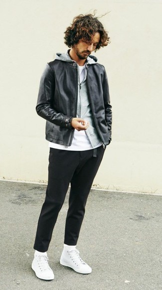 Look alla moda per uomo: Giubbotto bomber in pelle nero, Felpa con cappuccio grigia, T-shirt girocollo bianca, Chino neri