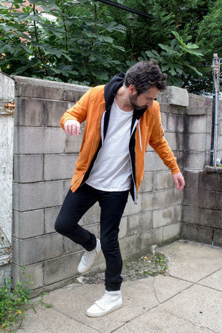 Come indossare e abbinare un giubbotto bomber arancione in modo casual: Potresti indossare un giubbotto bomber arancione e jeans blu scuro per vestirti casual. Non vuoi calcare troppo la mano con le scarpe? Calza un paio di sneakers alte di tela bianche per la giornata.