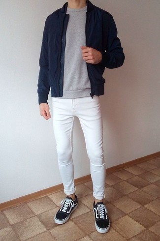 Quale felpa indossare con jeans bianchi per un uomo di 20 anni in modo casual: Per un outfit della massima comodità, indossa una felpa e jeans bianchi. Completa questo look con un paio di sneakers basse di tela nere e bianche.