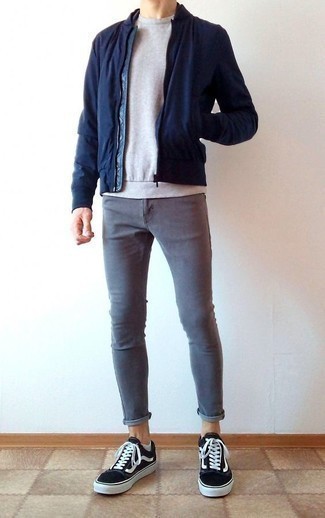 Quale sneakers basse indossare con jeans aderenti grigi: Potresti indossare un giubbotto bomber blu scuro e jeans aderenti grigi per vestirti casual. Ispirati all'eleganza di Luca Argentero e completa il tuo look con un paio di sneakers basse.
