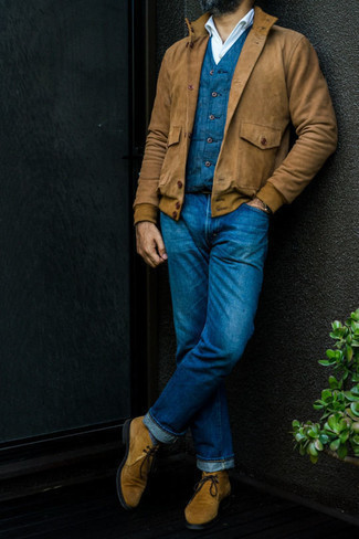 Quale jeans indossare con chukka beige: Potresti indossare un giubbotto bomber in pelle scamosciata marrone chiaro e jeans per affrontare con facilità la tua giornata. Ispirati all'eleganza di Luca Argentero e completa il tuo look con un paio di chukka beige.