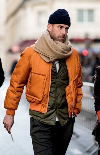 Come indossare e abbinare una giacca arancione quando fa freddo: Potresti abbinare una giacca arancione con un gilet verde oliva per un look raffinato per il tempo libero.