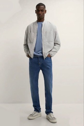 Come indossare e abbinare una t-shirt girocollo azzurra per un uomo di 20 anni: Prova a combinare una t-shirt girocollo azzurra con jeans blu scuro per un look spensierato e alla moda. Sneakers basse in pelle bianche sono una gradevolissima scelta per completare il look.