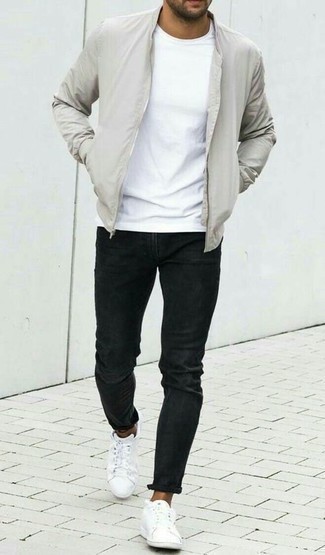 Quale jeans indossare con un giubbotto bomber grigio: Potresti indossare un giubbotto bomber grigio e jeans per un fantastico look da sfoggiare nel weekend. Questo outfit si abbina perfettamente a un paio di sneakers basse di tela bianche.