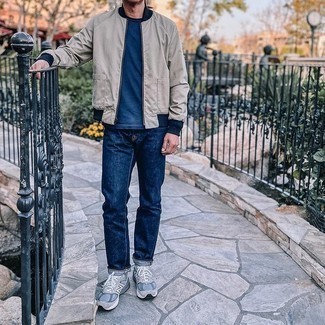 Trend da uomo 2021: Potresti indossare un giubbotto bomber grigio e jeans blu scuro per un look trendy e alla mano. Se non vuoi essere troppo formale, scegli un paio di scarpe sportive grigie come calzature.