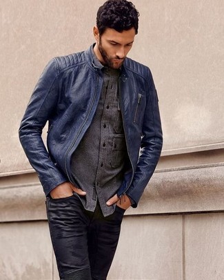 Come indossare e abbinare una camicia a maniche lunghe grigia per un uomo di 30 anni in modo casual: Vestiti con una camicia a maniche lunghe grigia e jeans in pelle blu scuro per un look semplice, da indossare ogni giorno.
