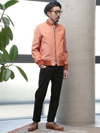 Quale jeans indossare con scarpe derby marroni in modo smart-casual: Per un outfit quotidiano pieno di carattere e personalità, prova a combinare un giubbotto bomber arancione con jeans. Mettiti un paio di scarpe derby marroni per un tocco virile.