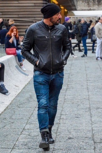 Quale giubbotto bomber indossare con stivali casual neri per un uomo di 40 anni in modo smart-casual: Scegli un giubbotto bomber e jeans blu per un look raffinato per il tempo libero. Stivali casual neri impreziosiranno all'istante anche il look più trasandato.