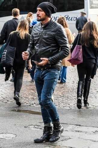 Quale jeans indossare con stivali casual neri per un uomo di 40 anni in modo smart-casual: Abbina un giubbotto bomber in pelle nero con jeans per vestirti casual. Sfodera il gusto per le calzature di lusso e calza un paio di stivali casual neri.