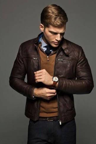 Look alla moda per uomo: Giubbotto bomber in pelle marrone scuro, Maglione con zip marrone, Camicia elegante azzurra, Chino neri