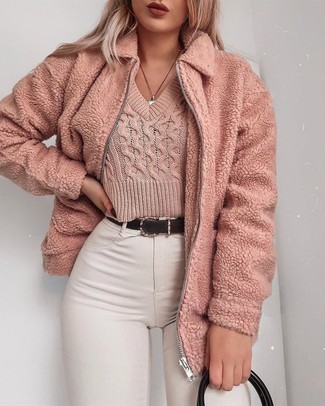 Come indossare e abbinare jeans aderenti bianchi per una donna di 20 anni: Un giubbotto bomber di pile rosa e jeans aderenti bianchi sono un outfit perfetto da sfoggiare nel tuo guardaroba.