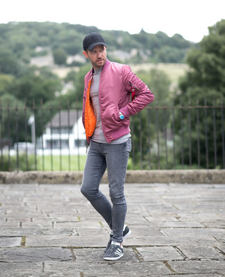 Look alla moda per uomo: Giubbotto bomber rosa, Maglione girocollo grigio, Jeans aderenti grigi, Sneakers basse in pelle scamosciata grigie