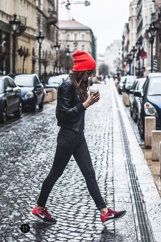 Look alla moda per donna: Giubbotto bomber in pelle nero, Maglione girocollo nero, Jeans aderenti neri, Scarpe sportive rosse