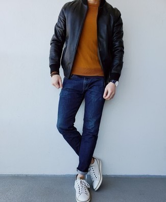 Quale jeans indossare con un maglione girocollo marrone per un uomo di 30 anni: Vestiti con un maglione girocollo marrone e jeans per vestirti casual. Sneakers basse in pelle bianche sono una splendida scelta per completare il look.