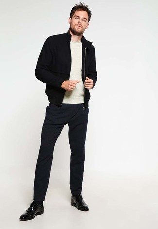 Look alla moda per uomo: Giubbotto bomber nero, Maglione girocollo beige, Pantaloni eleganti neri, Scarpe derby in pelle nere