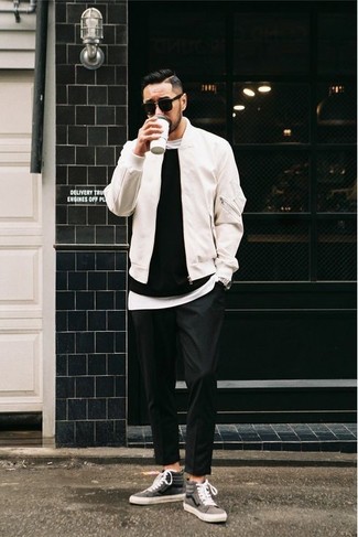 Come indossare e abbinare sneakers alte grigie: Opta per un giubbotto bomber bianco e chino neri per vestirti casual. Per un look più rilassato, calza un paio di sneakers alte grigie.