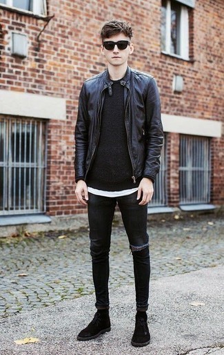 Quale jeans indossare con un maglione girocollo nero in modo rilassato: Prova a combinare un maglione girocollo nero con jeans per un'atmosfera casual-cool. Chukka in pelle scamosciata nere sono una gradevolissima scelta per completare il look.