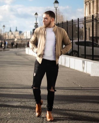 Come indossare e abbinare jeans aderenti quando fa caldo: Potresti abbinare un giubbotto bomber marrone chiaro con jeans aderenti per una sensazione di semplicità e spensieratezza. Per le calzature, scegli lo stile classico con un paio di stivali chelsea in pelle marroni.