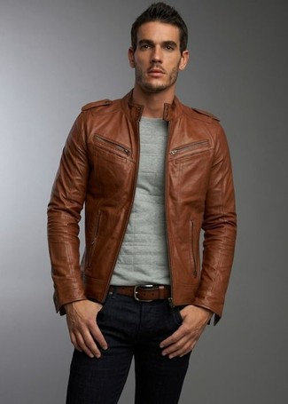 Come indossare e abbinare una giacca marrone per un uomo di 30 anni in modo casual: Prova a combinare una giacca marrone con jeans aderenti neri per un outfit comodo ma studiato con cura.