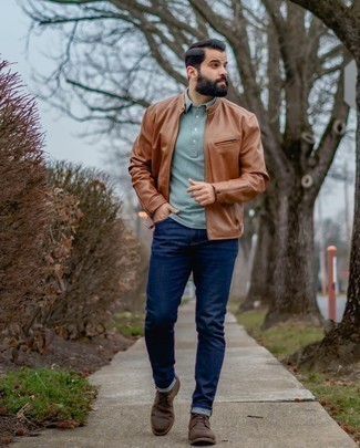 Come indossare e abbinare un polo per un uomo di 30 anni: Indossa un polo con jeans blu scuro per affrontare con facilità la tua giornata. Opta per un paio di stivali casual in pelle marrone scuro per mettere in mostra il tuo gusto per le scarpe di alta moda.