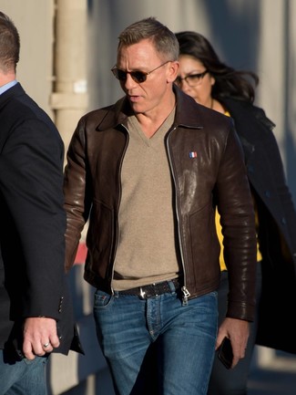 Quale jeans indossare con un giubbotto bomber terracotta per un uomo di 40 anni quando fa caldo: Opta per un giubbotto bomber terracotta e jeans per un look spensierato e alla moda.