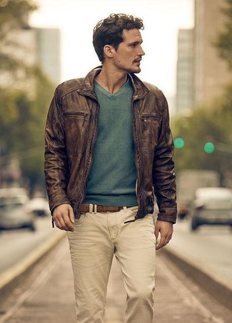 Come indossare e abbinare un maglione verde in autunno 2024: Potresti combinare un maglione verde con jeans beige per affrontare con facilità la tua giornata. Una magnifica idea per essere cool e assolutamente alla moda anche in autunno.