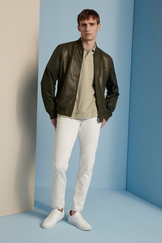 Come indossare e abbinare jeans bianchi: Scegli un outfit composto da un giubbotto bomber in pelle marrone scuro e jeans bianchi per vestirti casual. Rifinisci questo look con un paio di sneakers basse in pelle bianche.