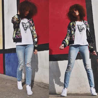 Come indossare e abbinare jeans strappati per una donna di 20 anni: Opta per un giubbotto bomber stampato multicolore e jeans strappati per un look facile da indossare. Sneakers alte bianche sono una validissima scelta per completare il look.