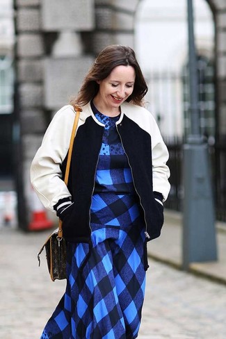 Come indossare e abbinare un vestito casual scozzese blu scuro per una donna di 30 anni: Punta su un vestito casual scozzese blu scuro e un giubbotto bomber nero e bianco per una sensazione di semplicità e spensieratezza.