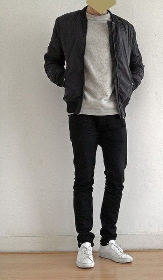 Come indossare e abbinare una felpa grigio scuro: Abbina una felpa grigio scuro con jeans neri per un fantastico look da sfoggiare nel weekend. Sneakers basse di tela bianche sono una splendida scelta per completare il look.