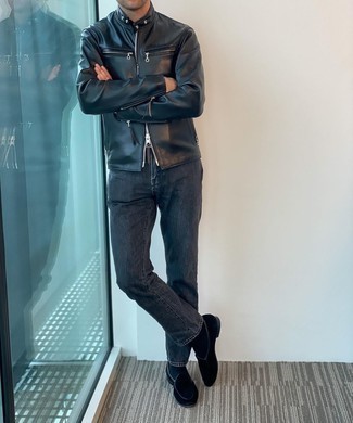 Quale mocassini eleganti indossare con jeans grigio scuro per un uomo di 30 anni: Una giornata impegnativa richiede un outfit semplice ma elegante, come un giubbotto bomber in pelle nero e jeans grigio scuro. Abbellisci questo completo con un paio di mocassini eleganti.