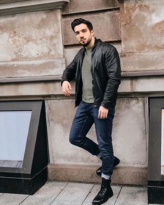 Come indossare e abbinare un maglione a trecce in modo smart-casual: Prova ad abbinare un maglione a trecce con jeans blu scuro per vestirti casual. Opta per un paio di stivali casual in pelle neri per un tocco virile.