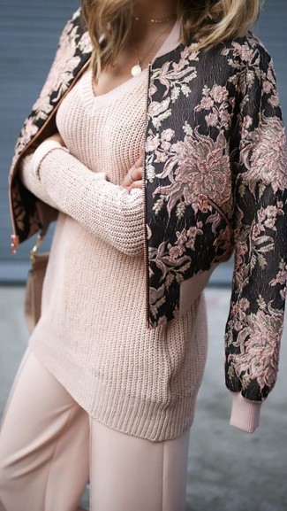 Come indossare e abbinare un abbigliamento da esterno a fiori nero e bianco per una donna di 30 anni: Combina un abbigliamento da esterno a fiori nero e bianco con pantaloni larghi rosa per un look raffinato per il tempo libero.