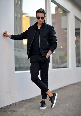 Come indossare e abbinare un polo nero: Potresti abbinare un polo nero con pantaloni sportivi neri per una sensazione di semplicità e spensieratezza. Scegli uno stile classico per le calzature e calza un paio di sneakers basse in pelle nere.