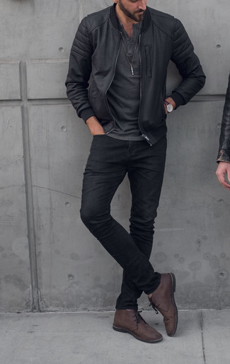 Come indossare e abbinare un serafino grigio scuro: Combina un serafino grigio scuro con jeans neri per affrontare con facilità la tua giornata. Sfodera il gusto per le calzature di lusso e mettiti un paio di chukka in pelle marrone scuro.