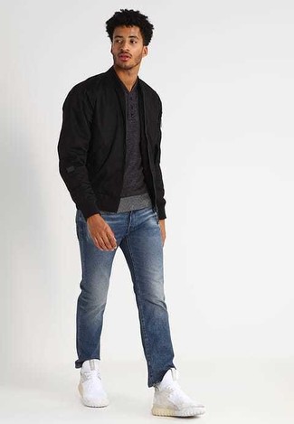 Look alla moda per uomo: Giubbotto bomber nero, Serafino manica lunga grigio scuro, Jeans blu, Scarpe sportive bianche