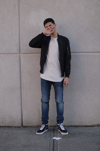 Come indossare e abbinare sneakers alte nere per un uomo di 30 anni: Scegli un outfit composto da un giubbotto bomber nero e jeans strappati blu scuro per un look comfy-casual. Sneakers alte nere sono una splendida scelta per completare il look.