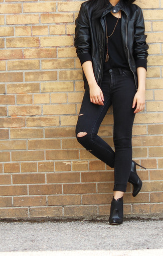 Quale jeans indossare con un giubbotto bomber nero per una donna di 30 anni: Prova ad abbinare un giubbotto bomber nero con jeans per una sensazione di semplicità e spensieratezza. Stivaletti in pelle neri sono una validissima scelta per completare il look.
