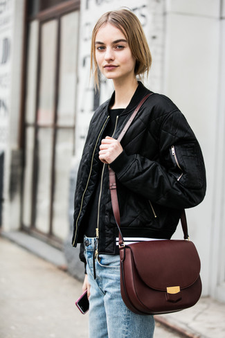 Come indossare e abbinare una borsa bordeaux in modo casual: Abbina un giubbotto bomber trapuntato nero con una borsa bordeaux per una sensazione di semplicità e spensieratezza.